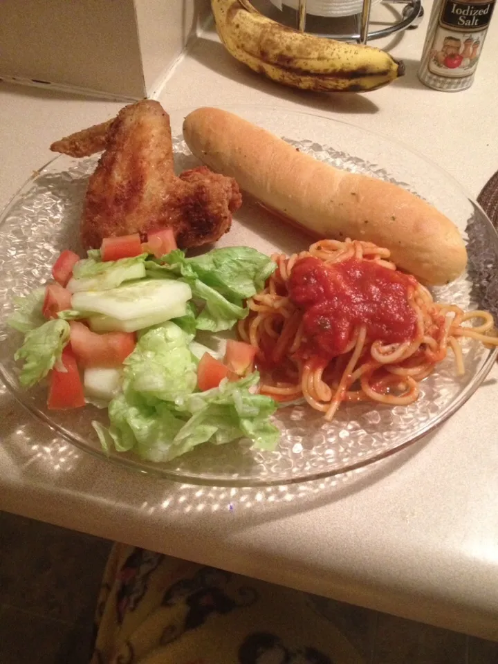 Snapdishの料理写真:Spaghetti's salad chicken garlic bread|canisha1さん