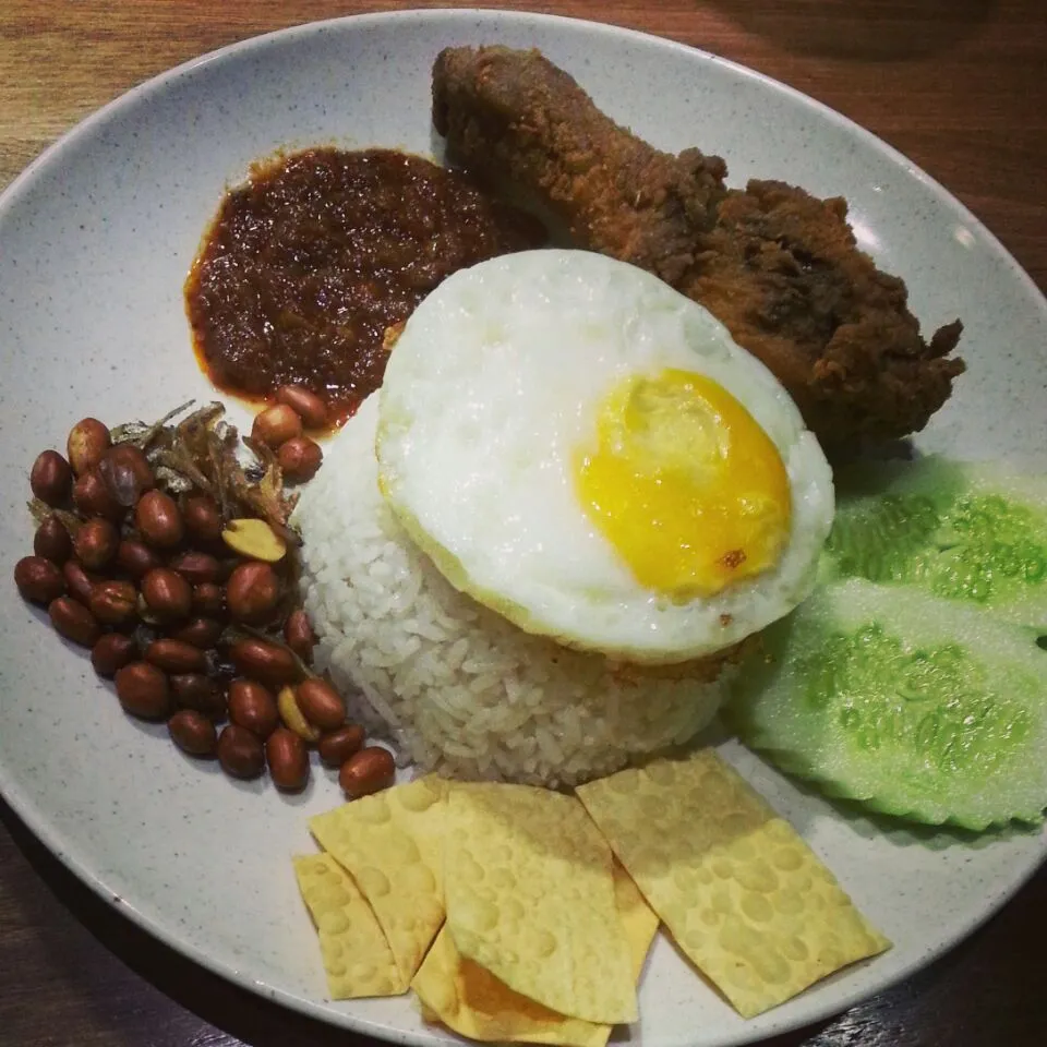 Snapdishの料理写真:晚餐，大马道地椰漿饭，Malaysia Local Food, Nasi Lemak|Yoki Yauさん