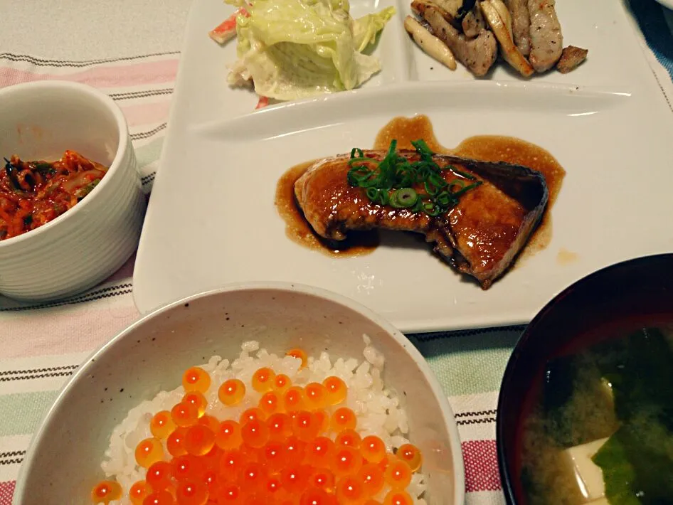 ♡ぶりの照り焼き
♡豚トロエリンギ黒胡椒炒め
♡カニカマサラダ
♡キムチ
♡豆腐とわかめの味噌汁
♡いくら丼|mayuさん