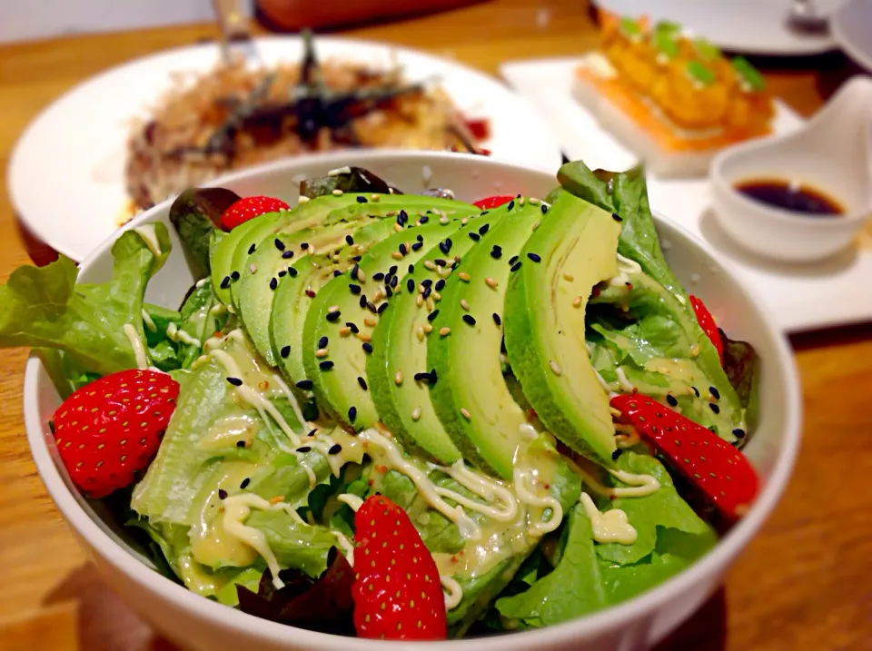 Avocado Strawberry Salad😍|🍃aeyafternoon🌾さん