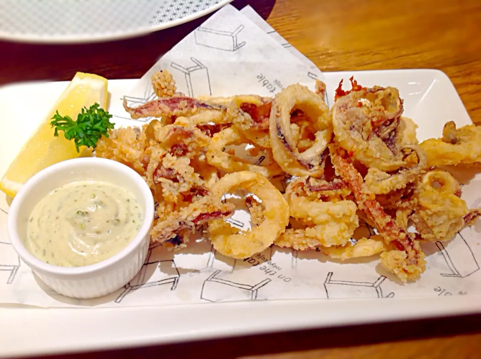 ปลาหมึกชุบแป้งทอด calamari🐙|🍃aeyafternoon🌾さん