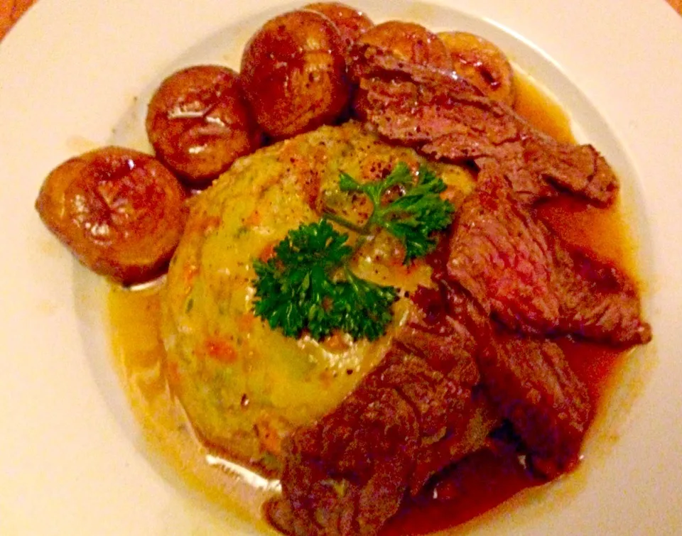 Bief steaks with potatoes.|sompinglingjaさん