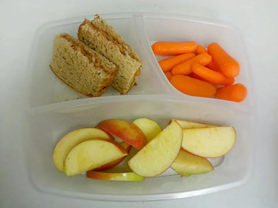 Snapdishの料理写真:PBJ, Baby Carrots, Apples|Emily Berryさん