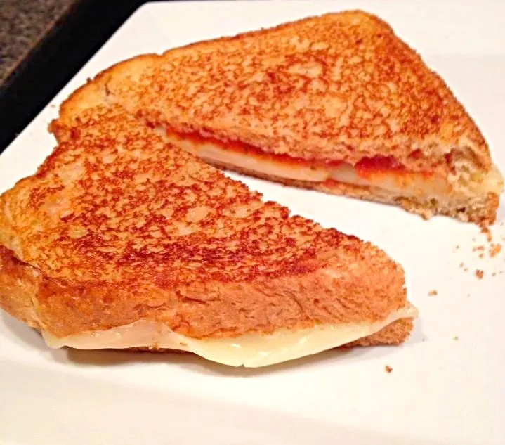 Grilled cheese pizza sandwich. Ｃheap, easy, amazing.|Lee Annさん