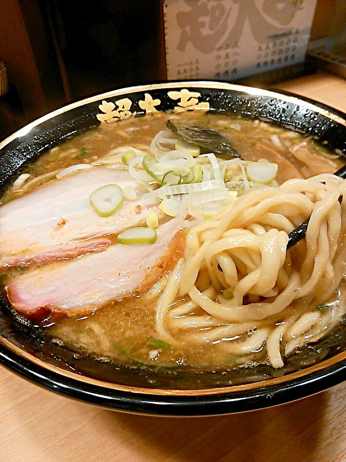 醤油ラーメン＠超大吉(御徒町)|ちびめがさん