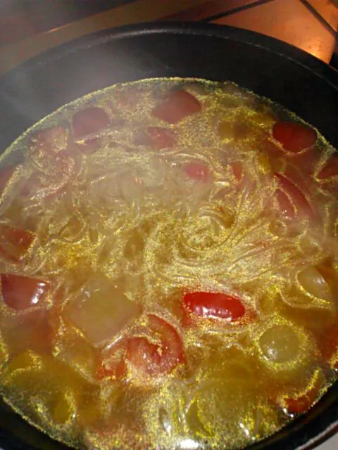 Somen noodles with red Bell peppers, onion, and tomato.|Polly Gelfusoさん