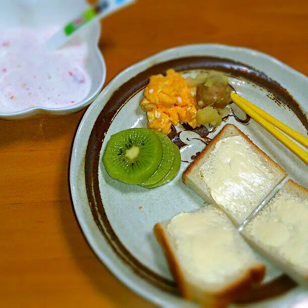 ぼっちゃんの朝食
朝フルーツはキウイ|ふみぃさん