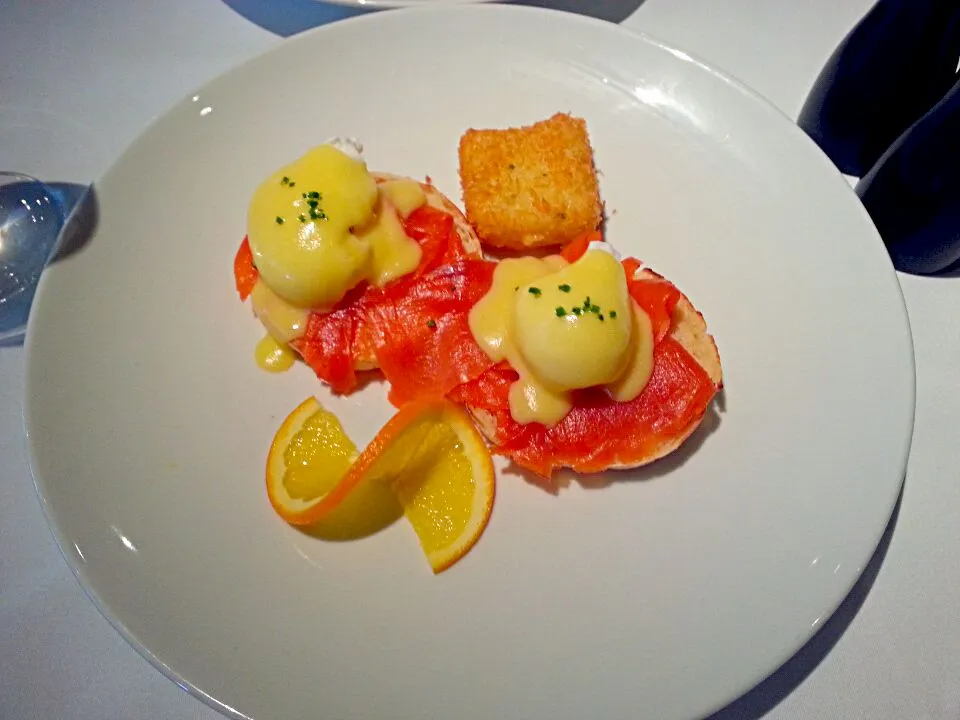 Salmon eggs benedict from Araxi|gloさん