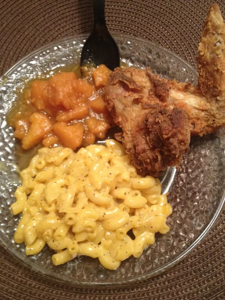 Snapdishの料理写真:Cannied yams macaroni abd chicken|canisha1さん