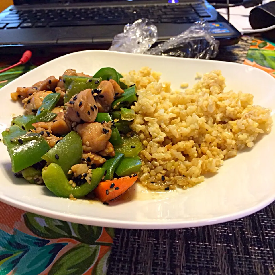 Brown rice with green bell peppers, carrots, and chicken|Irene Hoさん