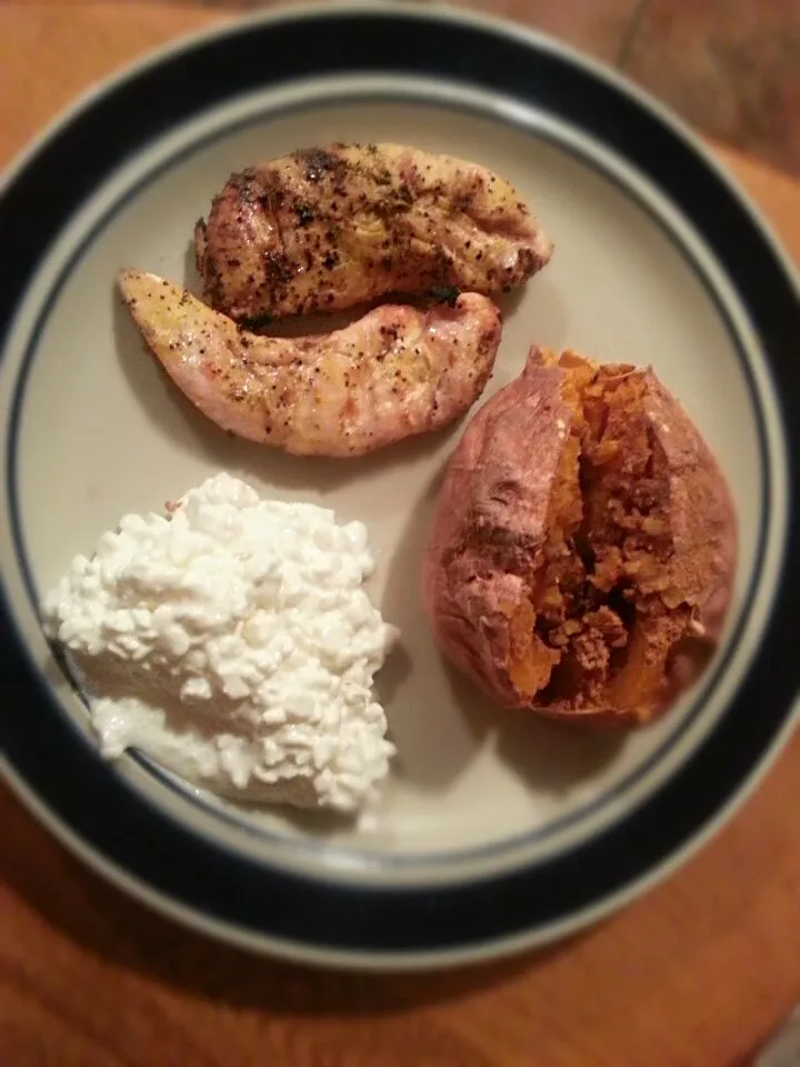 grilled lemon pepper chicken, baked sweet potato w/ butter, brown sugar, cinnamon & cottage cheese|NMorgan:)さん