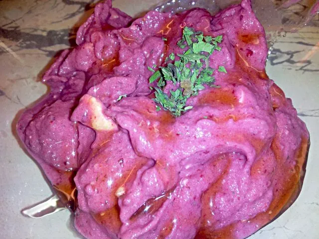 raw blackberry banana cashew ice cream, drizzled in raw agave and sprinkled in organic mint|Tatiana Madelineさん