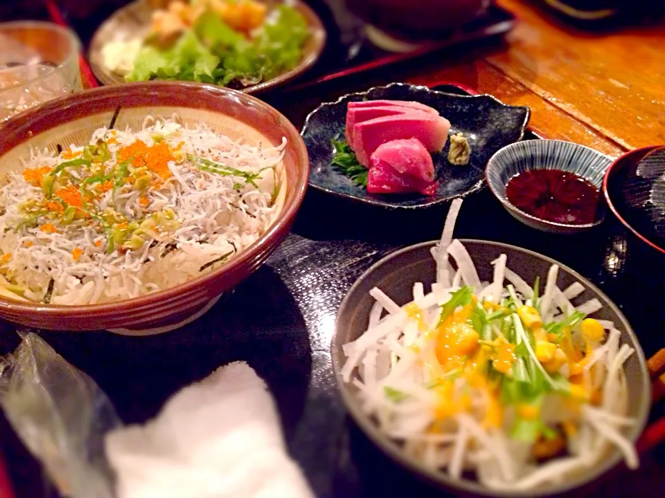 Snapdishの料理写真:釜揚げしらす丼+刺身|やまもささん