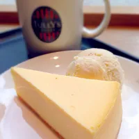 Snapdishの料理写真:TULLY'Sのスイーツプレート〜NYチーズケーキとホットコーヒー 仕事のお供に|みどりっこさん