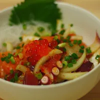 Mix japanese sashimi with Thai style spicy salad|jojokungさん