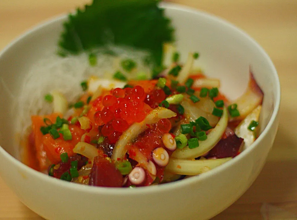 Mix japanese sashimi with Thai style spicy salad|jojokungさん