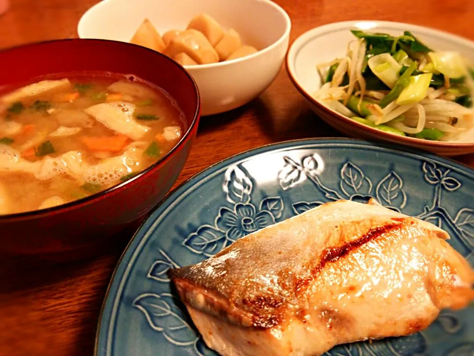 ＊ブリの塩焼き
＊ネギともやしの昆布茶和え
＊里芋とうずらの炊いたん
＊お味噌汁
うずら めちゃうま(∩˙︶˙∩)|うみたんさん