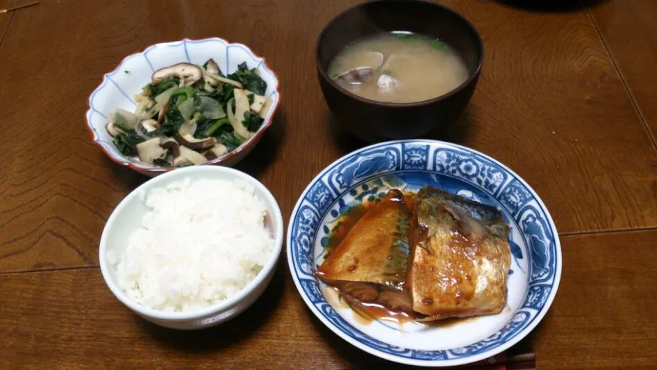 鯖味噌＆キノコとほうれん草のソテー＆アサリの味噌汁|えっちゃんさん