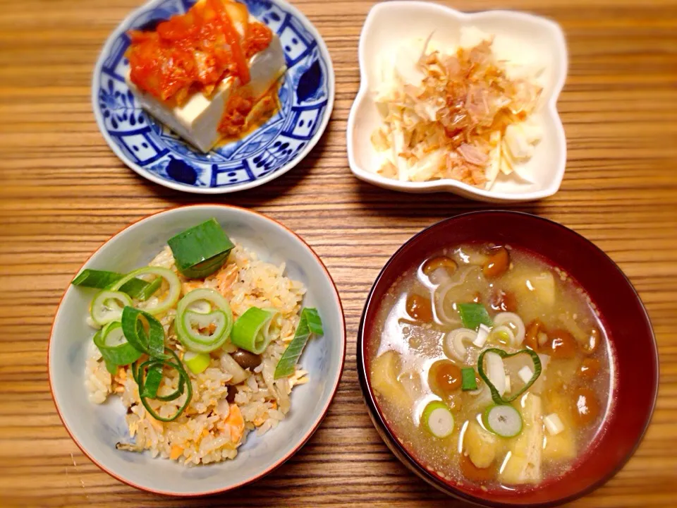 鮭の醤油バター炊き込みご飯♡山芋のポン酢サラダ♡韓国風冷奴♡なめこと大根の具沢山味噌汁|あゆみさん