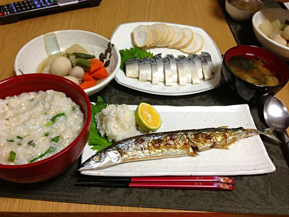 七草入り中華粥、焼き秋刀魚、根菜炊き合わせ、シメ鯖、揚巻かまぼこ、お味噌汁。|Angie44さん