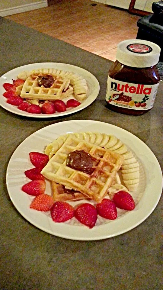 Waffles w/ Strawberry, Banana and Nutella|Damaris Tamadaさん