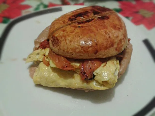 bisquet mexicano. tortilla de huevo, vegetales salteados, frijoles, oregano y mostaza.|Enrique Herzoさん