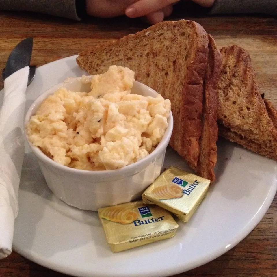 Scrambled eggs with wholewheat toasts/breads|Heather Chengさん