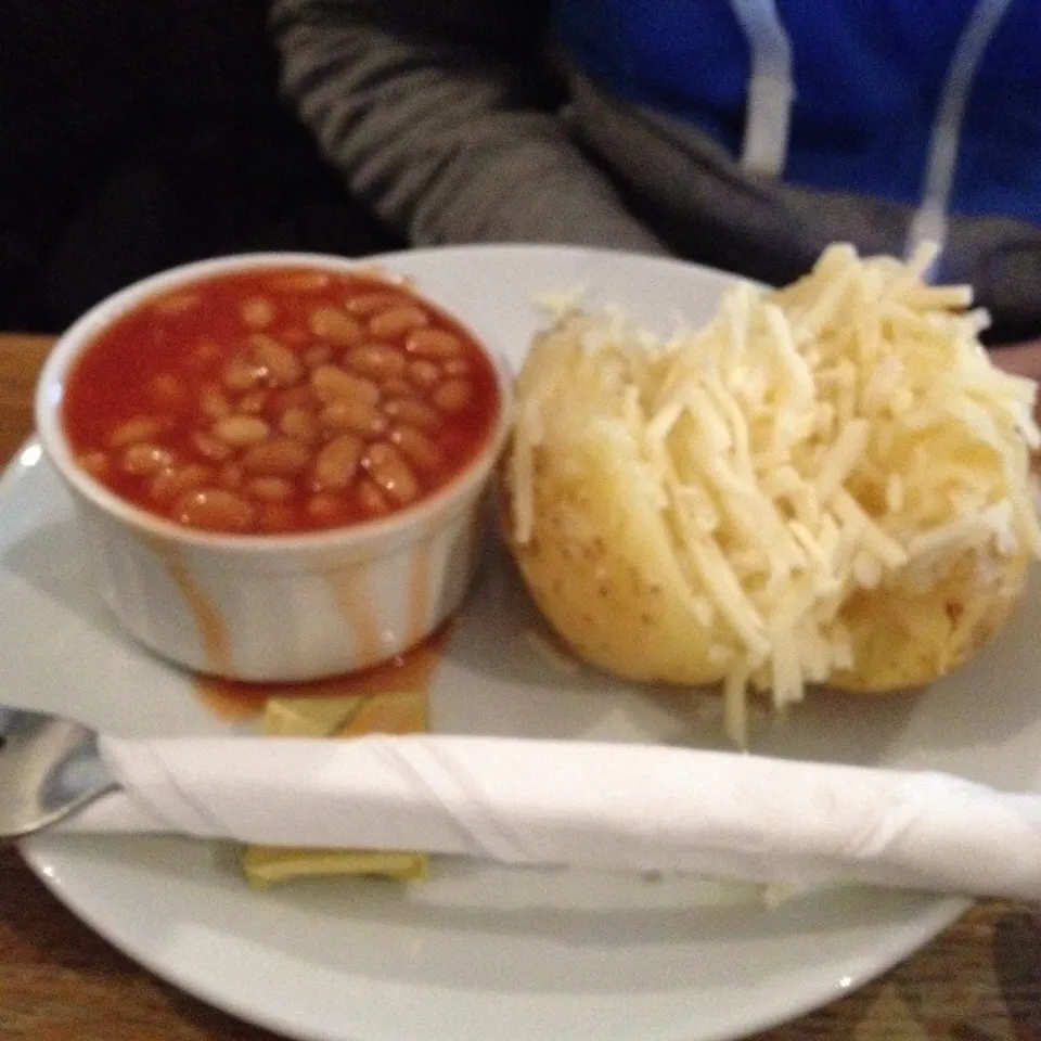 Snapdishの料理写真:Baked potato w/ cheese and baked beans|Heather Chengさん