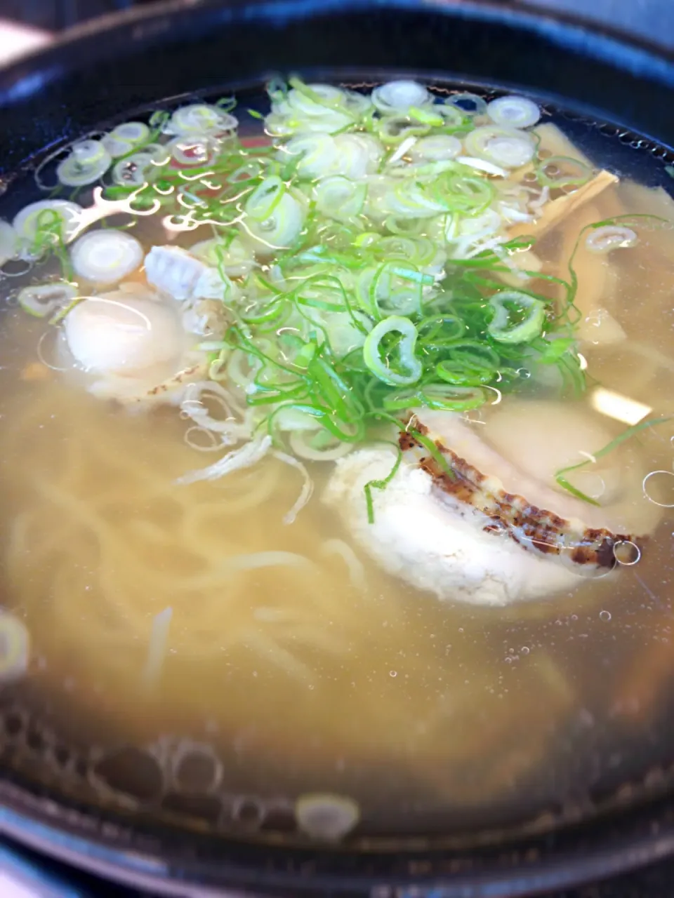 ホタテ塩ラーメン。帆立から出汁をとってラーメンにしてみたよ。身体に沁みるな〜|Tomyさん