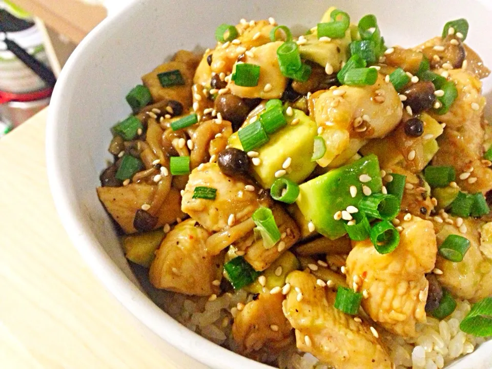 鶏とアボカドのピリ辛照り焼き丼 spicy chicken and avocado sautéed on teriyaki sauce.|Luis Silvaさん