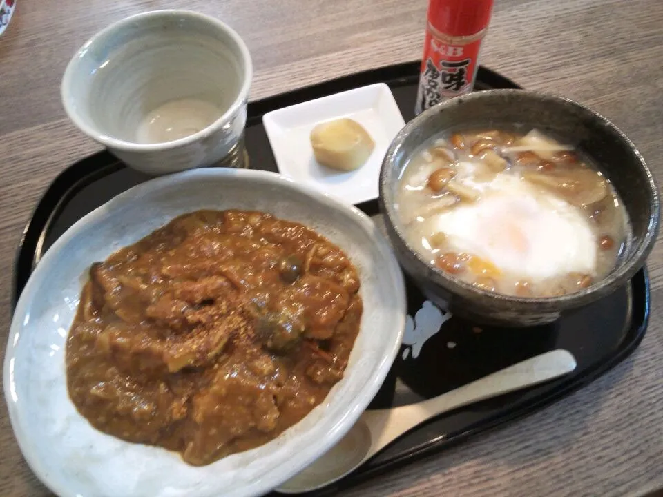 Snapdishの料理写真:野菜たっぷりカレーとキノコのこのこ卵入り味噌汁|なぎママさん