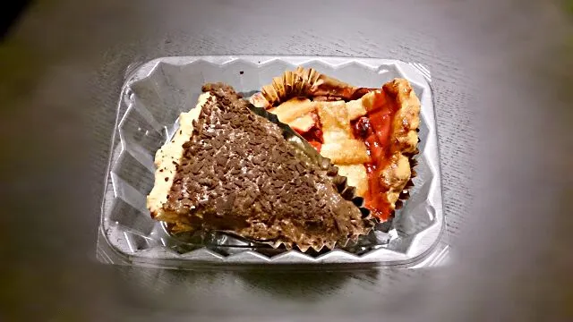 Bubby'sのチェリーパイ＆チョコバナナモカ。もう美味しそうだったから買ってしまいました…。|akemi🐝さん