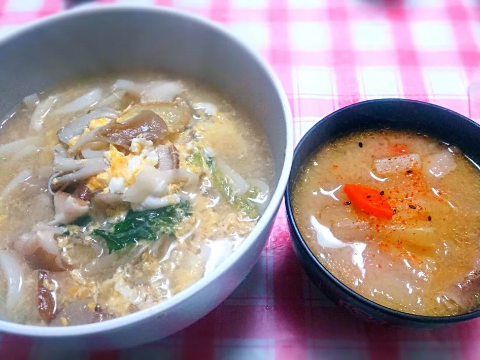 自作のキノコ卵綴じうどんと、婿さん手作りの豚汁。食べたら薬飲んで寝ますー。|Reikoさん