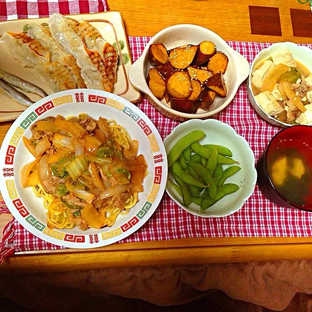 あんかけ焼きそば、焼き餃子、焼きししゃも、大学芋、豆腐と豚肉の煮物、枝豆、わかめスープ|ピンコさん