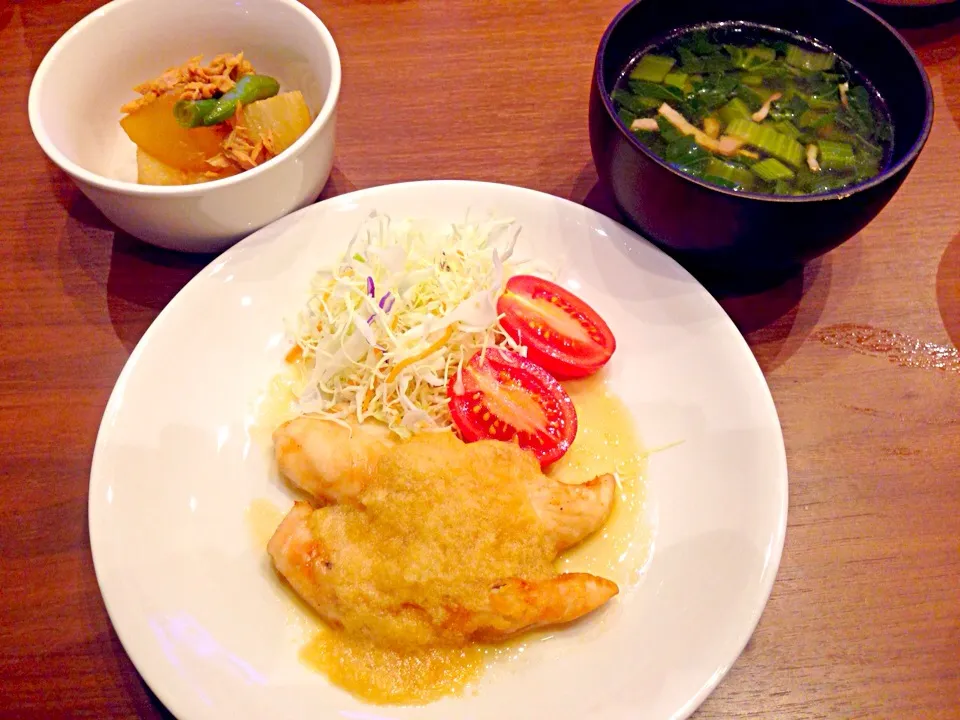 ササミの照り焼きオニオンソースと大根とツナの煮物と小松菜とベーコンのスープ|あやかさん