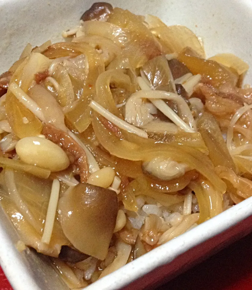 Snapdishの料理写真:単身晩ごはん  レトルト牛丼➕しめじ、えのき、玉ねぎ|ぽんたさん