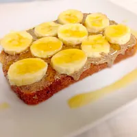 Toasted whole wheat bread with almond butter, sliced bananas & honey|Kii-Li Nugentさん