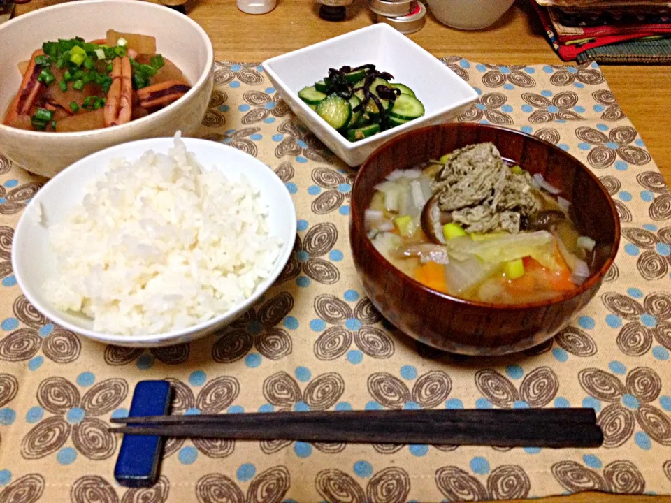 晩ごはん★大根とイカの煮物、きゅうりと塩昆布の生姜和え、みそ汁、ごはん|ハルさん