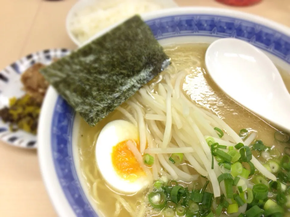 Snapdishの料理写真:Aセット(ラーメン+半ライス+高菜・味付けチャーシュー)|sunさん