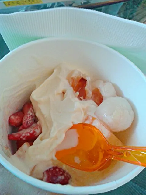 tuttifrutti. frozen yogurt manga light + morangos + melão japonês + lichia|Gabriela Baptistaさん