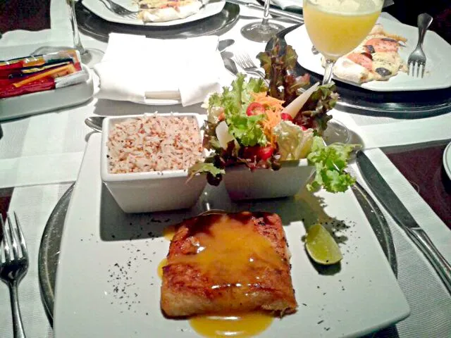 mar hotel. peixada ao molho de laranja + arroz com castanhas + salada (alface americana + alface francesa + acelga + cenoura + palmito + tomate-cereja)|Gabriela Baptistaさん