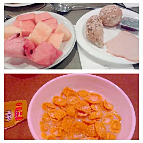 mar hotel. melancia, melão e mamão + pãezinhos integrais + peito de peru defumado light + geléia diet de goiaba Ritter + leite desnatado + aveia + cereal de mil|Gabriela Baptistaさん