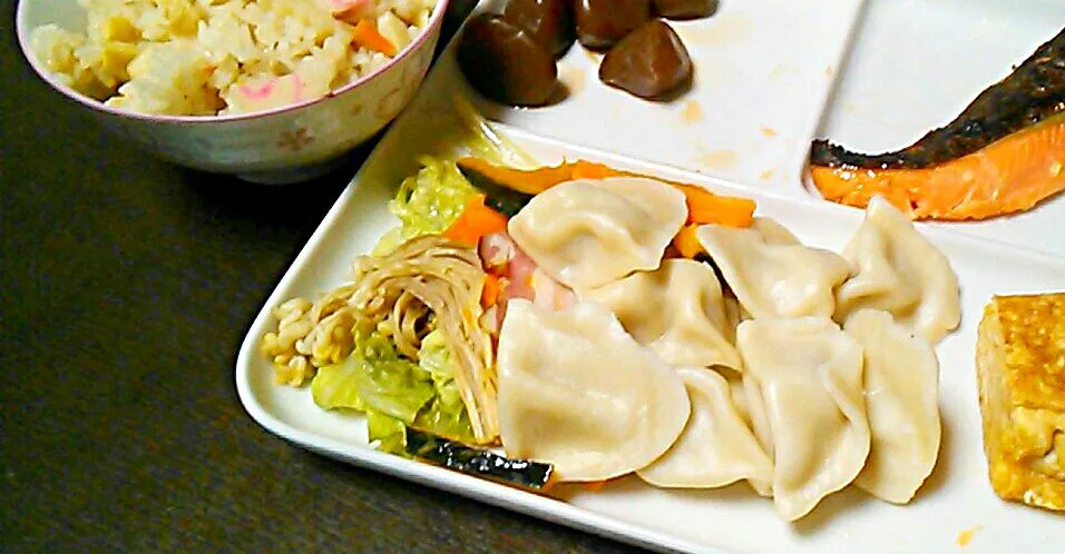 Snapdishの料理写真:業務用スーパーの水餃子と温野菜と卵焼きとこんにゃくの醤油煮かなぁ～と炊き込み御飯|のりこさん