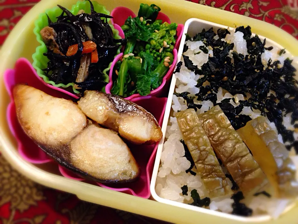 Snapdishの料理写真:塩鯖と菜花の胡麻和え弁当|もえさん