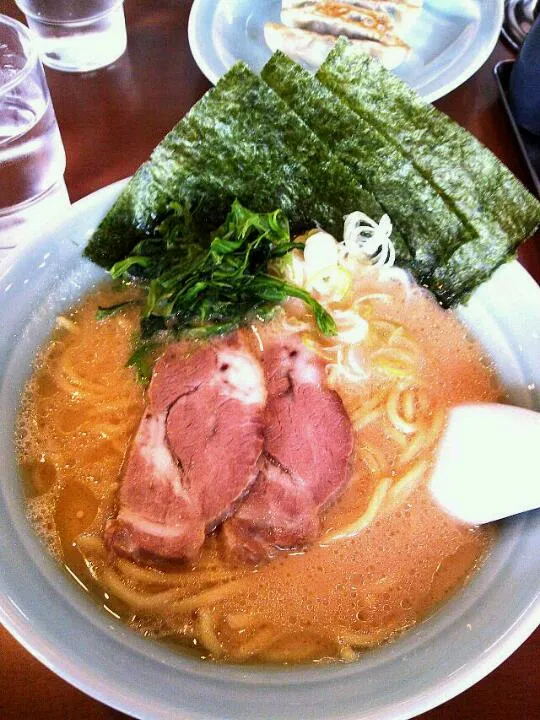 Snapdishの料理写真:とんこつしょうゆラーメン|こえりさん