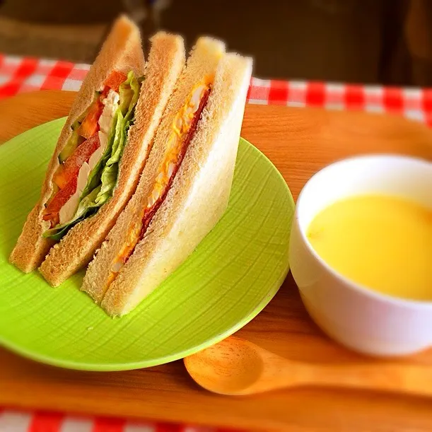 パン屋さんのサンドイッチで朝ごはん♪|おにくさん