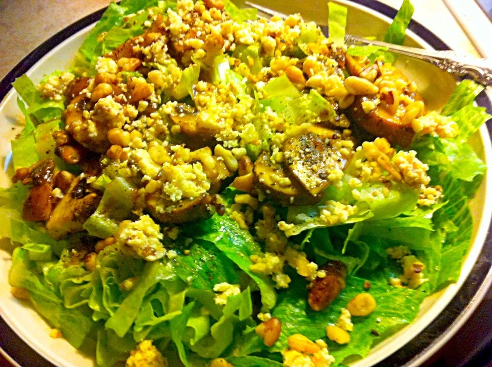 Snapdishの料理写真:Wilted lettuce salad with crimin mushrooms, walnuts, apricot date Stilton and warm dijon apricot vinegrette|virginia frasseさん