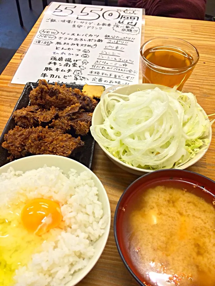 はぁ、やっとこさ、ランチ。今日は、ソースレバカツ。ごはん、味噌汁、さらだ、お新香、生卵、ドリンクおかわり自由で¥550! ^^v|Takashi H.さん