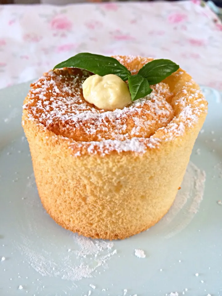 Hokkaido chiffon cupcake with durian whipped cream|12Dragonさん