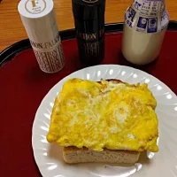 Snapdishの料理写真:ベーコンエッグトースト|tbunさん